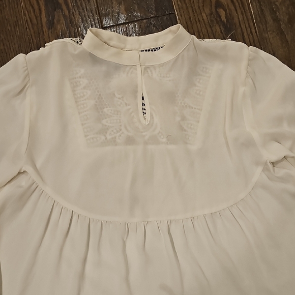 Elegant Cream Blouse with Lace Detail - Picture 6 of 8